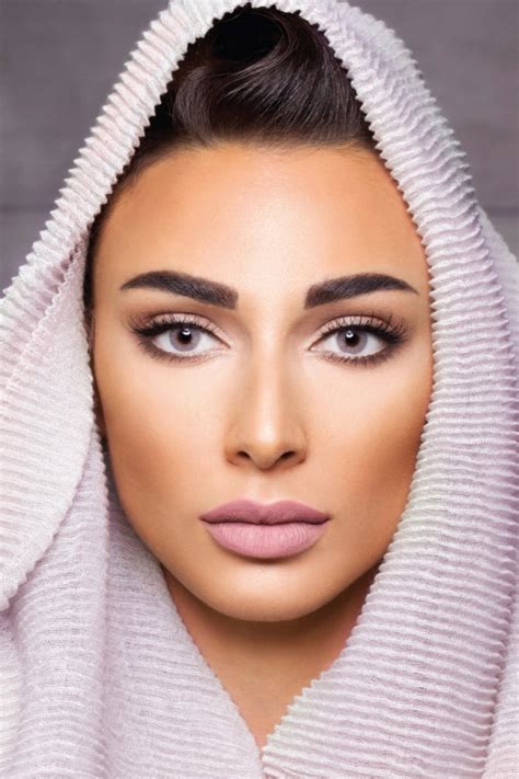 واختارت مي حلمي لتسريحة الزفاف، الشعر المنسدل على ظهرها، والتي نفذها مصفف شعر المشاهير طوني عيسى، فتلاءمت التسريحة مع شكل وجهها، الذي اختارت له مكياج بسيط وناعم بأنامل خبير التجميل ميشيل مقدسي. فيغاس قري | Vegas Grey - ايلنس - عدسات شفافة و ملونة ...