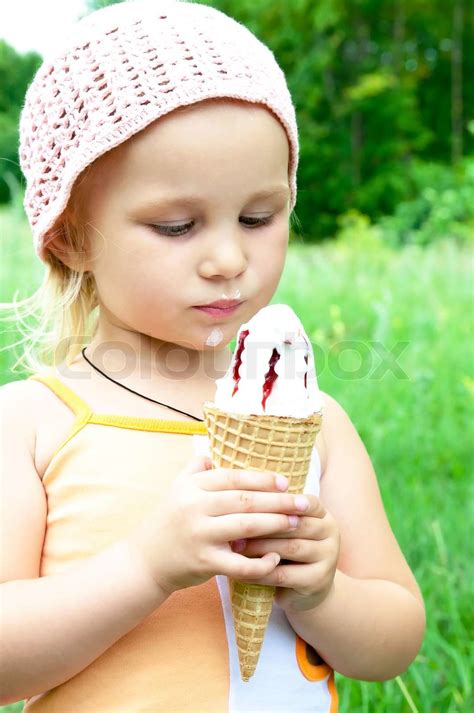 Mädchen Essen Eis Stock Bild Colourbox