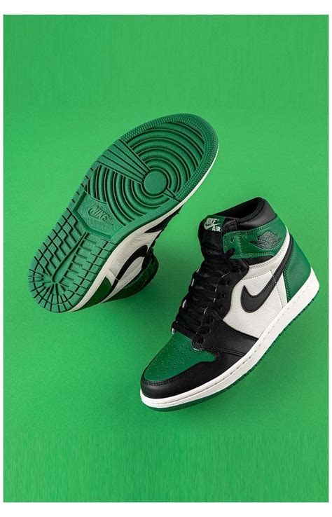 Look for a wallpaper with a bold repeating pattern for a larger room. Air Jordan 1 Retro High OG "Pine Green" #pine #green #jordan #1 #retro #outfit in 2020 | Jordan ...