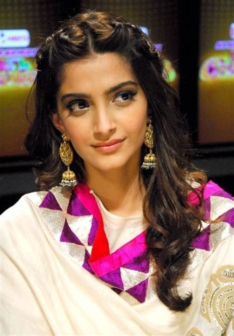 Sonam Kapoor Love The Hair And Earrings Engagement Hairstyles Indian