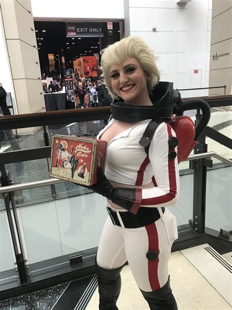 Nuka Girl With Nuka Cola Lunchbox From C E Fallout Cosplay Cosplay Woman Cosplay