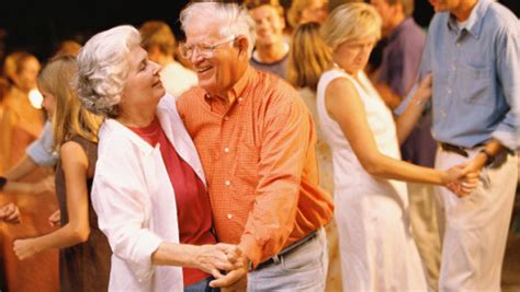 Actualmente existen varios juegos recreativos para adultos mayores que pueden practicarse al aire libre y que le aportan varios beneficios al anciano. Taller de danzas folklóricas para adultos mayores ...
