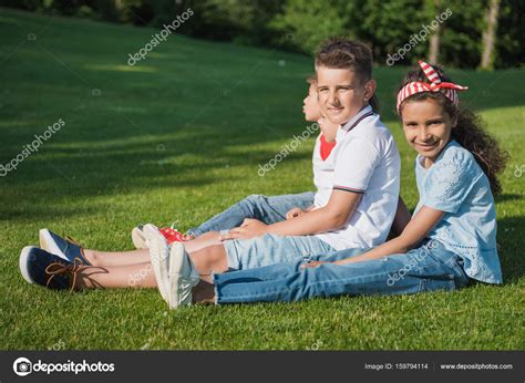 Niños Multiétnicos Jugando En El Parque — Foto De Stock © Alebloshka