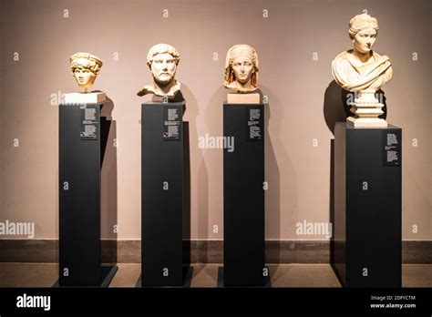 Fila De Cabezas De Estatua Romana En Los Plintos Incluyendo Vibia