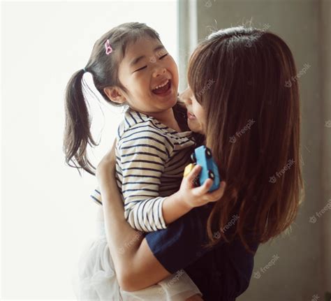 Hija Y Madre Japonesa Alegre Foto Premium