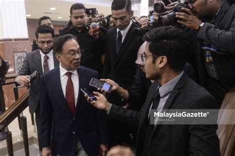 Saya ingin tahu butiran terperinci berhubung dengan program khusus dan emolumen kakitangan kontrak sebanyak rm200 juta bagi tahun 2021. Tubuh kerajaan baharu, Anwar kata Hishammuddin lebih tahu
