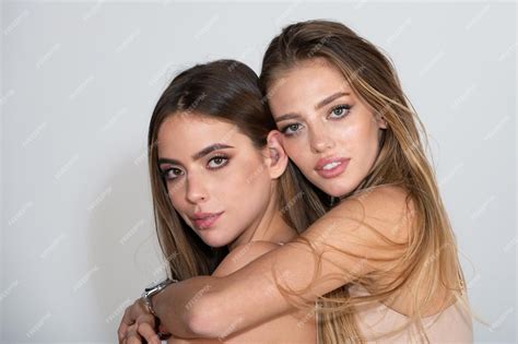 retrato de dos hermosas mujeres jóvenes sexy abrazándose rostros sensuales de dos mujeres
