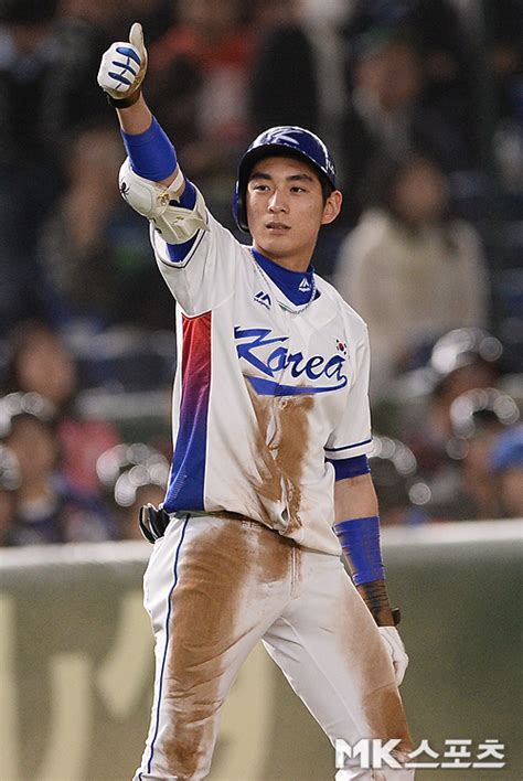 유일무이 7년 연속 골든글러브 2 개인 7번째 골든글러브 수상. 무서운 신인 이정후, 골든글러브 영예 안을까