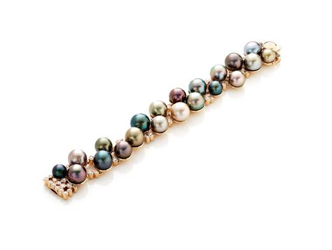 Pearls Pearls Pearls | Bodil Binner
