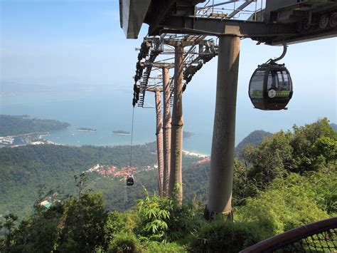 Jambatan ini dihubungkan dari stesen puncak dan tergantung 100 meter dari. Tempat Menarik Langkawi