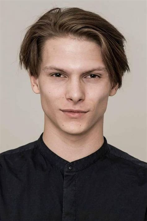 Short hairstyles are trending in salons this season because of their edgy appeal. What Haircut Should I Get For My Face Shape? | MensHaicuts ...