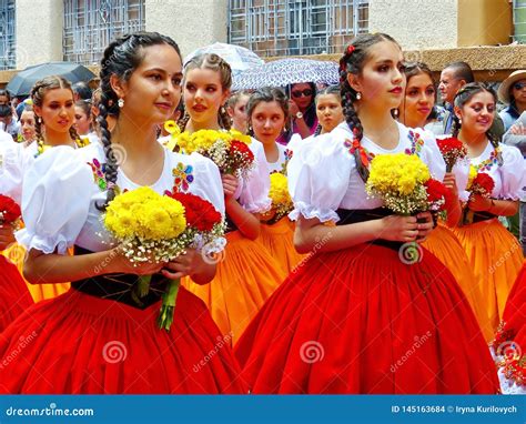 cuencanas en desfile ecuador de los bailarines populares de las mujeres jovenes imagen de