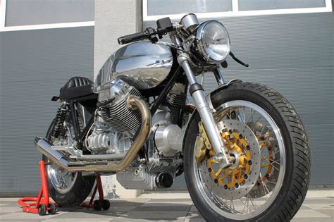 This guzzi was sent in by george dockray from vancouver who used to be an airplane mechanic but is now a pilot flying float planes around the b.c coast. Moto Guzzi Classic Cafe Racer Neuaufbau von Radical Guzzi ...