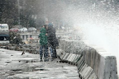 Hava durumu i̇zmir sayfasından meteoroloji raporlarına göre bugün ile yarın için hava durumu detaylarına ulaşabilir ve 5 günlük hava durumu tahmini verilerini görebilirsiniz. İzmir'de hava durumu bugün nasıl? Meteorolojiden sağanak ...