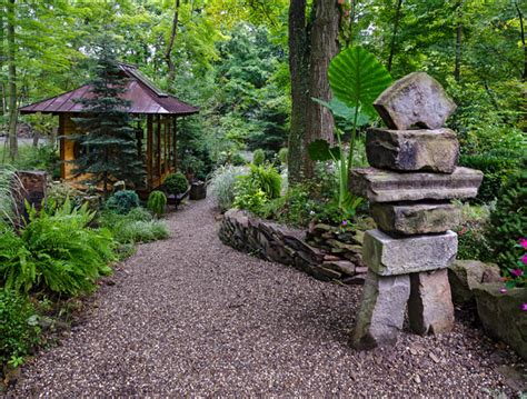 Japanese gardens rely on subtle differences in colour and texture. Water Features in Japanese Style Gardens - Home Bunch ...