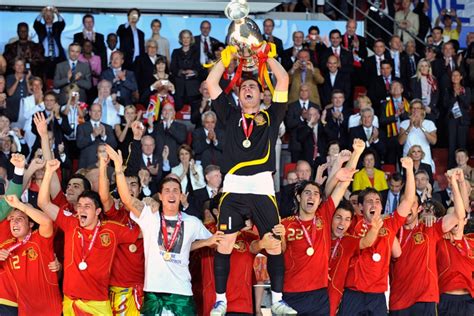 Die mannschaft spaniens galt als das mit abstand beste team der em 2008. Fußball-Europameister 2012 wird…: Sport News Südtirol