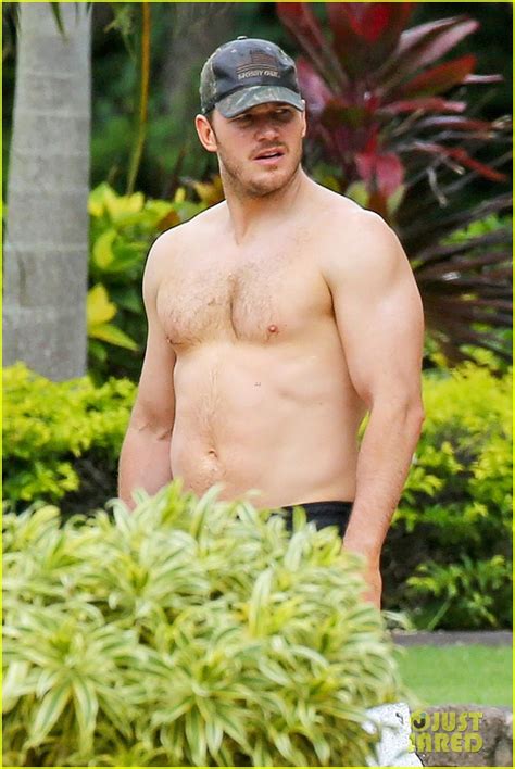 Chris Pratt Goes Shirtless Shows Off His Hot Body In Hawaii Photo 4097789 Chris Pratt