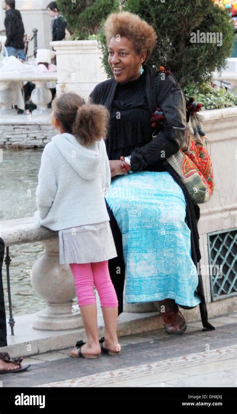 Cch Pounder At Grove With Her Daughter In Beverly Hills Los Angeles