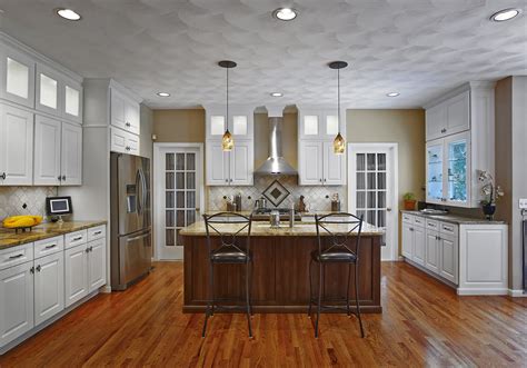 When updating cabinets, you might be undecided about whether to refinish your cabinets or to have them painted by a team of cabinet painters. Kitchen remodels, cabinet refacing, built-ins in MA & RI