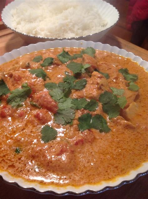 Chicken tikka masala is a dish consisting of roasted marinated chicken chunks (chicken tikka) in spiced curry sauce. Recette poulet tikka massala 192584