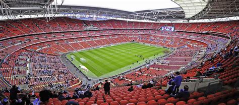 Even though the roof does not completely close, it does cover every seat in the stadium, which makes wembley the. Wembley - die Kultstätte des Fußballs - Fussball ...