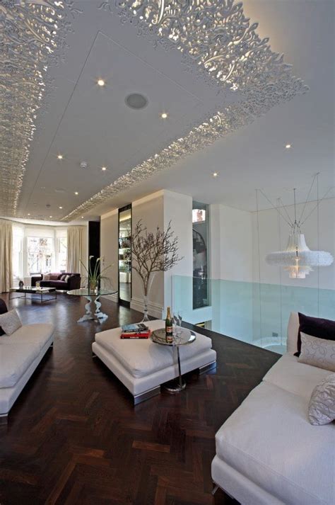 A Modern Suspended Ceiling With White Plaster Ornaments Un Plafond