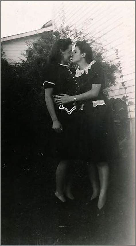 36 Vintage Snapshots Of Women Expressed Their Love Together From The Early 20th Century