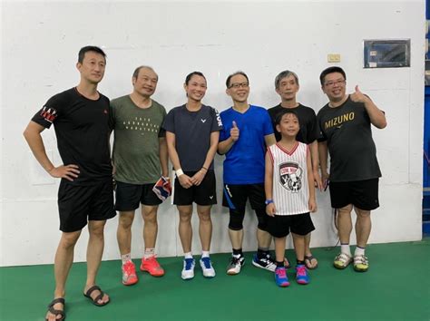 台灣 羽球 一姊 戴資穎 21日在中國羽球公開賽四強戰中，以6：21、21：13、22：20逆轉險勝中國好手 陳雨菲 ，確定下週將重返 世界球后 。 事實上陳雨菲此役一度率先拿到賽末點，賽後她也遺憾表示：「當時本來是有信心的。」 羽球》攜手老爸、姐姐出擊 世界球后戴資穎端午連假玩「3P」（影音） - 自由體育