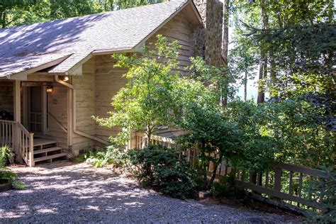Vacation in one of our beautiful blue ridge & ellijay vacation rentals. Mountain Cabin Rental | Ellijay, Georgia | Glamping Hub