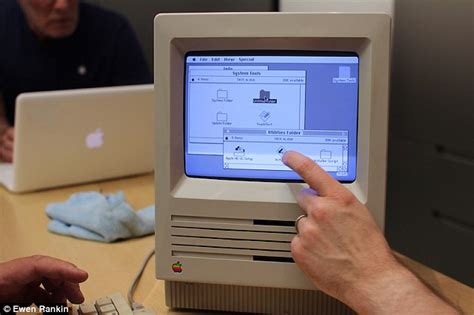 Apple Staff Manage To Revive A 30 Year Old Mac Se Daily Mail Online