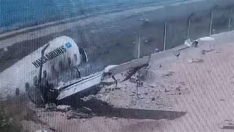 plane crash lands at aden abdulle airport in mogadishu somalia video