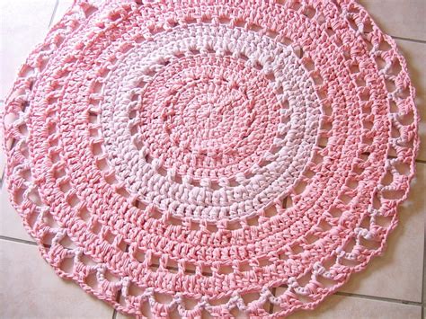 Per aiutarti abbiamo una splendida selezione di mobili e complementi d'arredo lezioni di stile per camere dal look strepitoso. TAPPETO FETTUCCIA UNCINETTO ROSA - Per la casa e per te ...