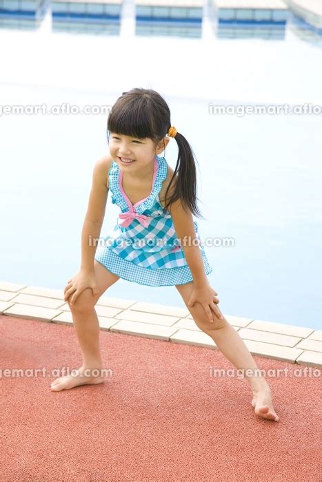 準備体操をする水着姿の女の子の写真素材 [24302422] イメージマート