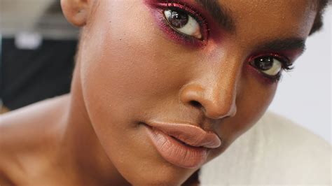 Watch 3 Bold Makeup Looks For Spring Glamour