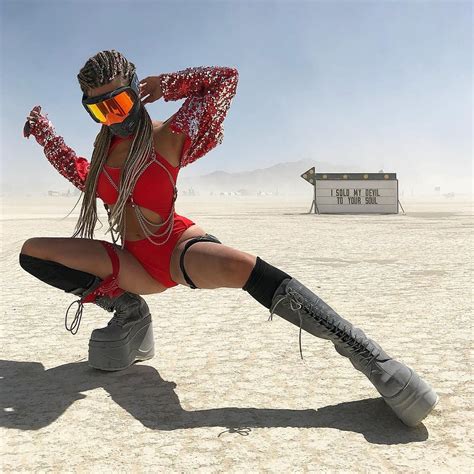 Check Out The Best Celeb Beauty Looks At This Year S Burning Man Inside Festival Looks Festival