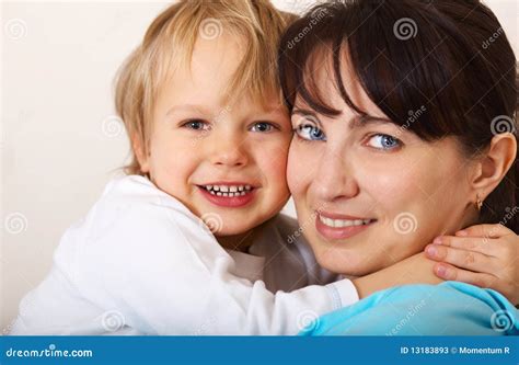 Niño Que Abraza A Su Mama Imagen De Archivo Imagen De Primer 13183893