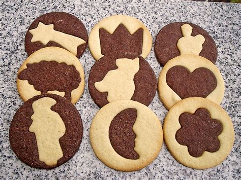 The cookies are coated with a mix of dark chocolate and nougat. Christmas Cocoa Cookies are German Christmas cookies and ...