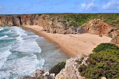 As 16 melhores praias de nudismo em Portugal oficiais e não oficiais