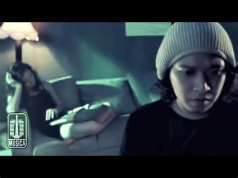 intro c g am f em dm c g am aku cinta kamu f em dm tapi kamu tak cinta aku g f a augmenteda g# minorg#m f# minorf#m bila aku hanya menjadi. Chord Letto - Lubang di Hati | Lirik Suket Chord Gitar ...