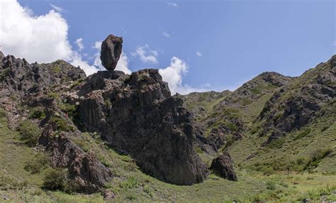 带你去看神奇的世界：一块像孙悟空蹦出来的神奇石头 艾维尔沟悬石 必经地旅游网