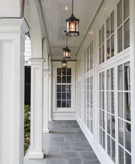 Terras met inbegrip van het deel van het huis dat de. Beautiful porch / veranda. Love the grey tiles in a roman ...