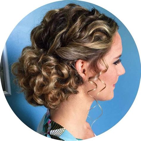 love this naturally curly updo for a bride or prom sideupdos Естественные кудри Длинные