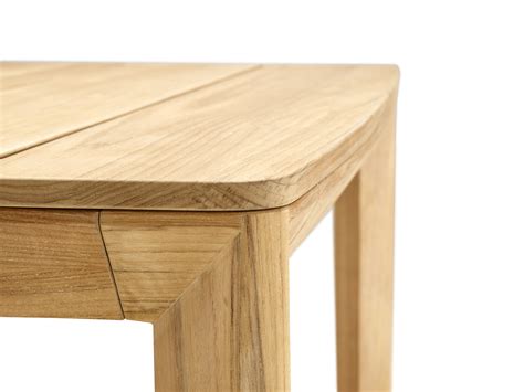 This lodge dining table embodies the feeling of waking up with the sun — perfectly designed for outside use. Lodge dining table by solpuri | STYLEPARK