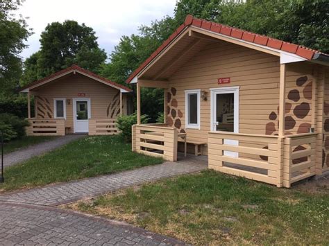 Many animal theme parks combine classic theme park elements, such as themed entertainment and amusement rides , with classic zoo elements such as live animals confined within. "Safari Lodges" Serengeti-Park Lodges Hodenhagen ...