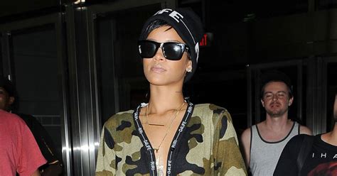 Rihanna Se Prom Ne Dans Le Quartier De Soho New York Camoufl E Dans