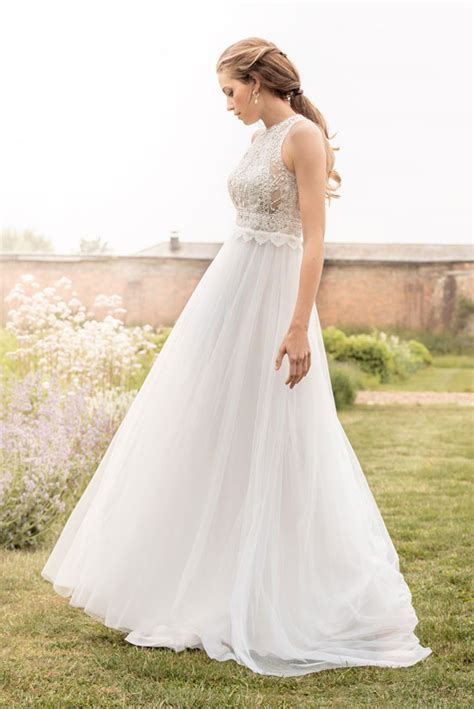 Schau dir bilder zu hochzeitskleidern an , lies wertvollen informationen in den. Schlichte Brautkleider | Schlichte Hochzeitskleider ...