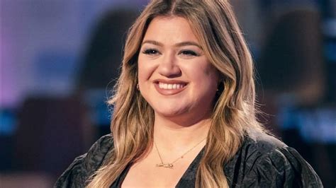 Kelly Clarkson Debuts New Wispy Bangs On “the Kelly Clarkson Show” Baking News Jaxcey N24