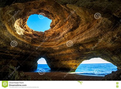 Красивая пещера в Benagil Алгарве Португалии Стоковое Изображение