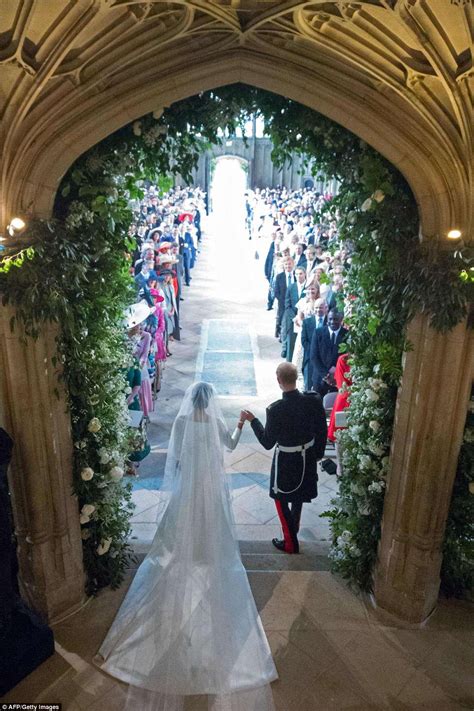 Is this prince harry and meghan markle's wedding cake? Meghan and Harry head for Frogmore House for reception ...