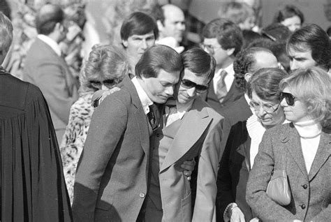 See more ideas about karen carpenter, carpenter, richard carpenter. At Karen Carpenter's funeral, 1983 | Karen carpenter ...